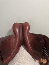 Load image into Gallery viewer, 17.5 Pessoa Heritage Jump Saddle