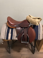 Load image into Gallery viewer, 16.5” Pessoa Rodrigo English Saddle
