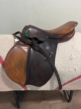 Load image into Gallery viewer, 16.5” Courbette AP English Saddle