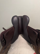Load image into Gallery viewer, 17” Devoucoux Biarritz English Jump Saddle
