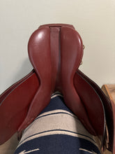 Load image into Gallery viewer, 16.5” Kincade Close Contact AP English Saddle