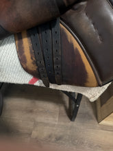 Load image into Gallery viewer, 16.5” Courbette AP English Saddle