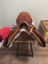 Load image into Gallery viewer, 17.5” Devoucoux Biarritz Jump English Saddle