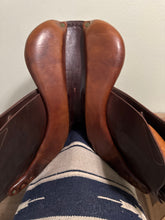 Load image into Gallery viewer, 17.5” Devoucoux Biarritz 2A Jump Saddle
