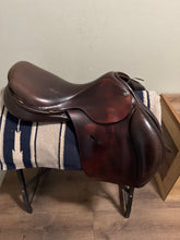Load image into Gallery viewer, 19” Lariche Event Saddle