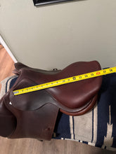 Load image into Gallery viewer, 17” CWD SE02 2009 Jump Saddle