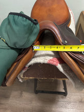 Load image into Gallery viewer, 17.5 Devoucoux Biarritz 2006 Jump Saddle