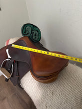 Load image into Gallery viewer, 17.5 Devoucoux Biarritz 2006 Jump Saddle