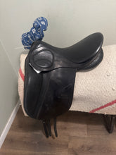 Load image into Gallery viewer, 17.5" Stubben Dressage Saddle