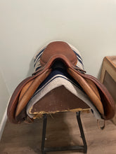 Load image into Gallery viewer, 17.5” Devoucoux Bairritz Jump Saddle