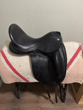 Load image into Gallery viewer, 18" Cardhu Monoflap Dressage Saddle
