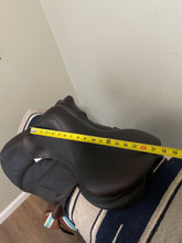 Load image into Gallery viewer, 17.5” Voltaire Lexington Monoflap Jump Saddle