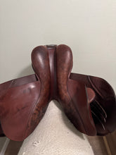Load image into Gallery viewer, 17.5 Stubben Portos AP English Saddle