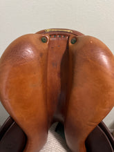 Load image into Gallery viewer, 17.5 Devoucoux Biarritz 2006 Jump Saddle