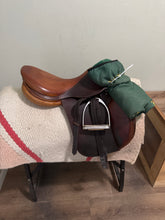 Load image into Gallery viewer, 17.5 Devoucoux Biarritz 2006 Jump Saddle
