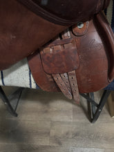 Load image into Gallery viewer, 16.5” Pessoa Rodrigo English Saddle