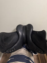 Load image into Gallery viewer, 17” Antares Cadence Monoflap 2005 Dressage Saddle