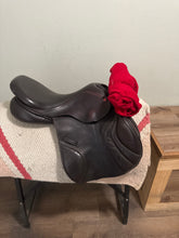 Load image into Gallery viewer, 17” Albion English Jump Saddle