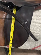 Load image into Gallery viewer, 16.5” Courbette AP English Saddle