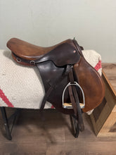 Load image into Gallery viewer, 16.5” Courbette AP English Saddle
