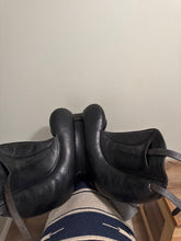 Load image into Gallery viewer, 17” N2 Cardhu Monoflap Dressage Saddle