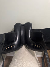 Load image into Gallery viewer, 18" Albion Dressage Saddle