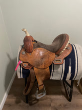 Load image into Gallery viewer, 15.5” Circle Y Western Barrel Saddle