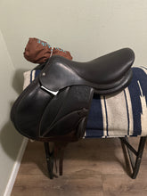 Load image into Gallery viewer, 17.5” Voltaire Lexington Monoflap Jump Saddle