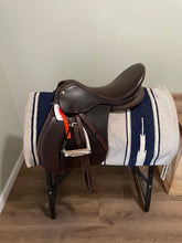 Load image into Gallery viewer, 17” Collegiate Jump Saddle