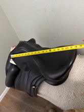 Load image into Gallery viewer, 17.5” Equipe Viktoria Monoflap Dressage Saddle