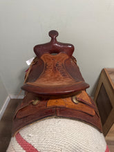Load image into Gallery viewer, 15” Lee's Feed Western Saddle