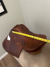 Load image into Gallery viewer, 16.5” Courbette  Felsbach Husar   AP English Saddle
