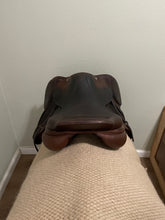 Load image into Gallery viewer, 18” CWD Forward Flap English Jump Saddle
