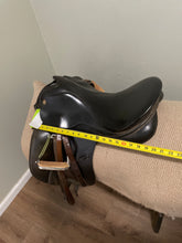 Load image into Gallery viewer, 18&quot; Rembrandt Dressage Saddle