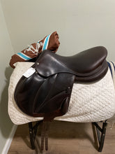 Load image into Gallery viewer, 18” Voltaire Lexington  Jump Saddle Monoflap