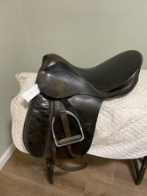Load image into Gallery viewer, 17.5” CWD Dressage Saddle