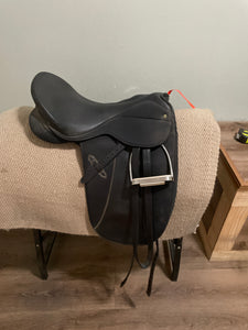 18” Thorowgood Synthetic Dressage Saddle