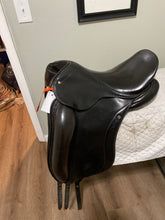 Load image into Gallery viewer, 17.5” Schleese Link Dressage Saddle