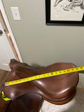 Load image into Gallery viewer, 18” Devoucoux Jump Saddle