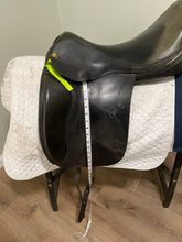 Load image into Gallery viewer, 18” Jaguar Dressage Saddle