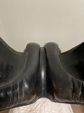 Load image into Gallery viewer, 17.5” CWD Dressage Saddle