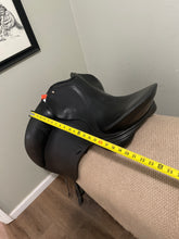 Load image into Gallery viewer, 17.5” Schleese Dressage Saddle