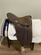 Load image into Gallery viewer, 17.5”  Brown Courbette Dressage Saddle