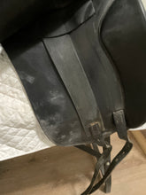 Load image into Gallery viewer, 18” Jaguar Dressage Saddle