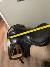 Load image into Gallery viewer, 18&quot; Rembrandt Dressage Saddle