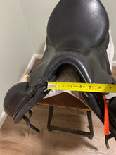 Load image into Gallery viewer, 17 CWD Sellier Dressage Saddle