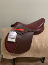 Load image into Gallery viewer, 17.5” HDR English Jump Saddle