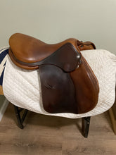 Load image into Gallery viewer, 17.5” Devoucoux 3 AA Flap Jump Saddle