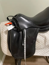 Load image into Gallery viewer, 17 CWD Sellier Dressage Saddle