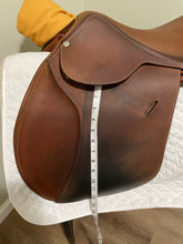 Load image into Gallery viewer, 18&quot; Butet Close Contact English Saddle
